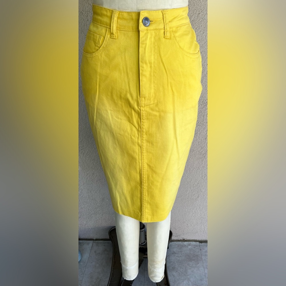 Elegant Yellow Pencil Skirt with Sleek Silhouette